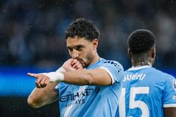 Man City thắng trận đá bù, đuổi sát Arsenal
