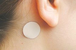 Bé gái bị loạn thần phải nhập viện vì miếng dán chống say tàu xe