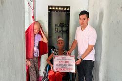 Mẹ già liệt hai chân nuôi con tâm thần được bạn đọc giúp đỡ hơn 83 triệu đồng