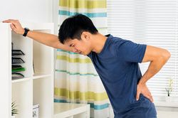 20 tuổi đã cứng cổ không thể xoay, 6 dấu hiệu đau lưng cần khám sớm