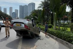 Ô tô lật ngửa giữa đường ở Hà Nội