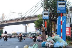 Nhà chờ xe buýt ở TPHCM nhếch nhác kéo dài: Trách nhiệm thuộc về ai?