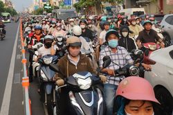 Thót tim cảnh người dân 'vượt rào' tại làn giao thông đảo chiều đường Cộng Hòa