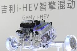 Geely thẳng thừng tuyên bố công nghệ hybrid tự sạc của họ 'ăn đứt' Toyota
