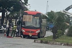 Tài xế tử vong trên xe khách đỗ bên đường ở Hà Nội