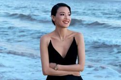Diễn viên Thư Kỳ gợi cảm tuổi 50 trong trang phục xẻ sâu táo bạo