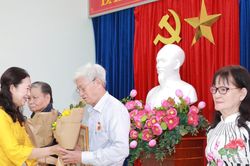 Phường An Hải và xã Hòa Tiến trao Huy hiệu Đảng đợt 19/5 cho 89 đảng viên