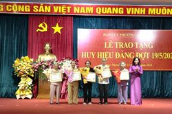 Trao tặng và truy tặng huy hiệu Đảng cho đảng viên dịp 19-5