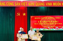 Đảng ủy các xã Tuy Phước, Tây Sơn và Kông Chro trao tặng Huy hiệu Đảng cho 40 đảng viên