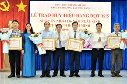Đảng ủy phường Bắc Cam Ranh trao Huy hiệu Đảng đợt 19-5 cho 12 đảng viên
