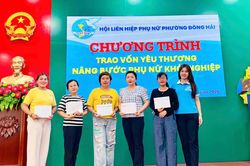 Hội Liên hiệp Phụ nữ phường Đông Hải trao vốn hỗ trợ phụ nữ khởi nghiệp