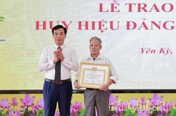 Trao Huy hiệu Đảng cho 21 đảng viên xã Yên Kỳ