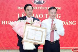 Đảng ủy Sở Công Thương Sơn La trao tặng Huy hiệu Đảng dịp 19/5
