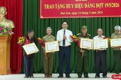 Đảng ủy xã Mai Sơn tổ chức Lễ trao tặng Huy hiệu Đảng đợt 19/5