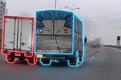 Hai xe tải lạng lách, 'đấu võ' trên cao tốc Pháp Vân - Cầu Giẽ