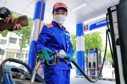 Giá xăng dầu giảm, xăng RON95 về sát 24.000 đồng/lít