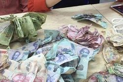 Khách hàng đổi tiền rách, hỏng không phải trình giấy tờ