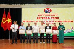 Trao tặng Huy hiệu Đảng đợt 19/5 cho 180 đảng viên phường Giảng Võ