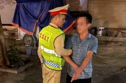 CSGT tuần tra, bắt giữ gã đàn ông mang theo ma túy