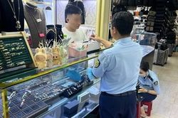 Thu giữ hàng trăm sản phẩm giả nhãn hiệu tại Saigon Square và Chợ Bến Thành