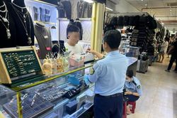 Thu giữ hàng trăm sản phẩm giả nhãn hiệu tại Saigon Square và Chợ Bến Thành