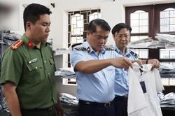 Đột xuất kiểm tra 'kho hàng hiệu' trong ngõ nhỏ, phát hiện nhiều vi phạm