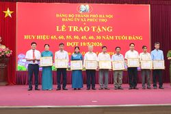 Xã Phúc Thọ trao tặng Huy hiệu Đảng cho 51 đảng viên