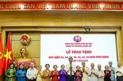 Đảng ủy phường Ngọc Hà trao tặng Huy hiệu Đảng đợt 19-5 cho 227 đảng viên