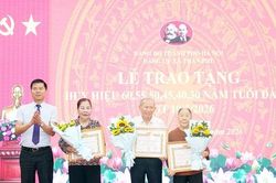 Xã Trần Phú trao Huy hiệu Đảng đợt 19-5 tặng 21 đảng viên