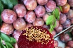 Ăn mận hậu có gây nóng trong và nổi mụn?
