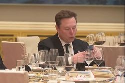 Tỷ phú Elon Musk dùng điện thoại gì