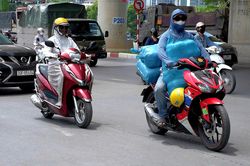Người dân Hà Nội chật vật khi ra đường dưới cái nắng đầu hè