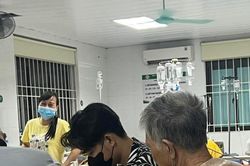 Bà 'quậy tung phòng bệnh', cách giải quyết của cháu trai khiến ai cũng nể