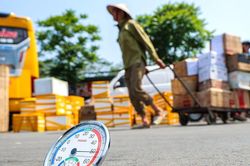 Thời tiết ngày 15/5: Nắng nóng bao trùm cả nước; Hà Nội nhiệt độ hơn 37 độ C, trời oi bức