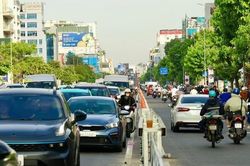 Bất ngờ với hình ảnh ngày đầu tiên vận hành làn đảo chiều trên đường Cộng Hòa