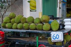Sầu riêng giá rẻ 'đổ bộ' TPHCM, cửa hàng bán cả tấn mỗi ngày