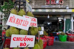 Sầu riêng giá rẻ 'đổ bộ' TPHCM, cửa hàng bán cả tấn mỗi ngày