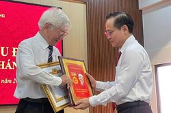 TPHCM: 31 đảng viên xã Bình Hưng nhận Huy hiệu Đảng