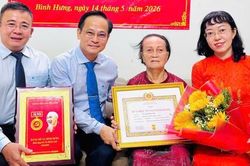 TPHCM: 31 đảng viên xã Bình Hưng nhận Huy hiệu Đảng