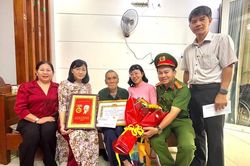 TPHCM: 31 đảng viên xã Bình Hưng nhận Huy hiệu Đảng