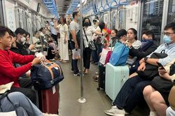 Triển khai 'ATM vé nghĩa tình' hỗ trợ hành khách khó khăn đi metro số 1