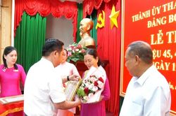 12 đảng viên của xã Long Điền vinh dự nhận Huy hiệu Đảng
