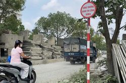 Bụi mù mịt tại dự án mở rộng tuyến đường nối Tố Hữu với đường 70 kéo dài