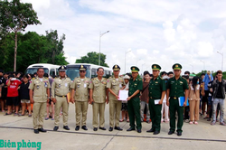 Tiếp nhận công dân do lực lượng chức năng Campuchia trao trả tại cửa khẩu quốc tế Tân Nam