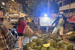Người dân TPHCM đổ xô 'săn' sầu riêng giá siêu rẻ
