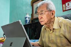 Giáo sư 89 tuổi ở Hà Nội làm việc 12 tiếng/ngày, thảo luận tiếng Anh với ChatGPT