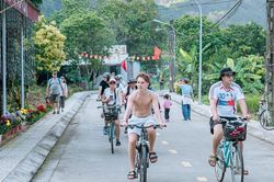 Khách Tây mê mẩn ngôi làng trăm tuổi không ô tô, xe máy ở Hải Phòng