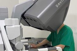Robot cắt khối u vùng 'khó nói' cho người đàn ông ở Hà Nội