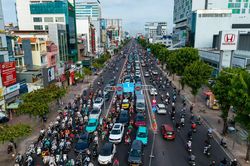 TPHCM đảo chiều đường Cộng Hòa ngày đầu: Người dân bối rối tìm lối đi