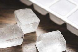 Người đàn ông bít tắc đường thở vì thích nhai đá cho mát